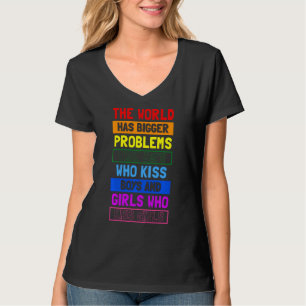世界はBをキスする少年より大きな問題を抱えている Tシャツ