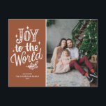 世界への喜びクリスマスカロルTerracotta写真 シーズンポストカード<br><div class="desc">世界に喜びあれ、主は来!手のレタリング、キラキラと葉をテラコッタの背景に特徴のカスタマイズ可能なクリスマスカロル写真はがき。名前、写真、アドレス、メッセージを追加してパーソナライズする。この素朴な黒板のクリスマスポストカードで家族や友人に願いや挨拶を送る。</div>
