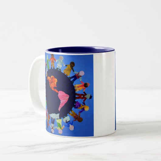 世界を取り巻く平和な子供たち青いアクセントのマグカップ ツートーンマグカップ (正面左)