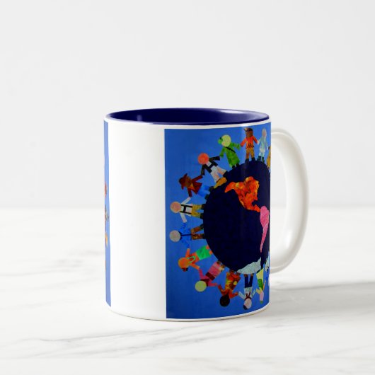 世界を取り巻く平和な子供たち青いアクセントのマグカップ ツートーンマグカップ (正面右)
