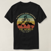 世界を自転車で走り始めるバイクもしくは自転車に乗る人値 Tシャツ (デザイン正面)