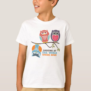 世界を見るかわいいフクロウの漫画の子供のTシャツ Tシャツ
