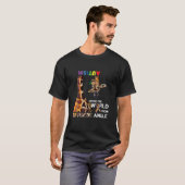 世界を見るキリン自閉症の違う日 Tシャツ (正面フル)