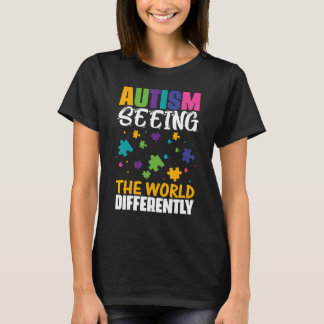 世界を違って見る自閉症 Tシャツ