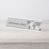 世界地図モノグラムグレー名前をカスタムするギフトデコール デスクネームプレート (正面)