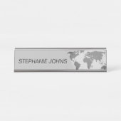 世界地図モノグラムグレー名前をカスタムするギフトデコール デスクネームプレート (正面)