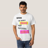 世界大戦が起きてもアニメ鑑賞するTシャツ Tシャツ (正面フル)