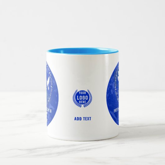 世界平和のサインが地球の日に平和を行うロゴ ツートーンマグカップ (中央)