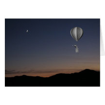 世界旅行者。熱気球、日没、月