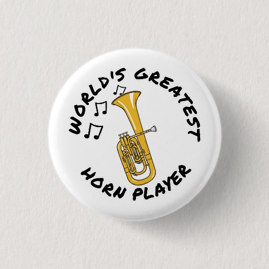 世界最大級のホルン奏者、テノールおもしろいホーン 缶バッジ (正面)
