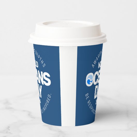 世界海洋の日ブルーの様式化された地球波 紙コップ (左)