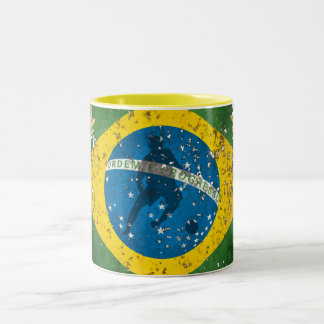 世界的のブラジル人のためのブラジルのグランジな旗 ツートーンマグカップ