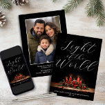 世界聖書エレガント聖句クリスマスの光 シーズンカード<br><div class="desc">エレガントモダンLight of the World Bible Verse Christmas Card正面と宇宙に映エレガント像を付け、写真と裏面の情報を提供。cedarandstring@gmail.comで連絡お問い合わせもしデザインまたはマッチング製品のサポートが必要です。</div>