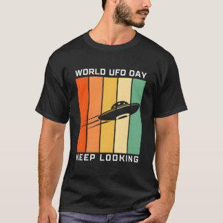 世界UFOの日 宇宙人との遭遇を信じて空を見上げ続けよう Tシャツ