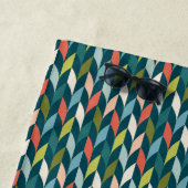 世紀半ばのモダンなティール（緑がかった色）及び珊瑚パターン ビーチタオル (インサイチュ)