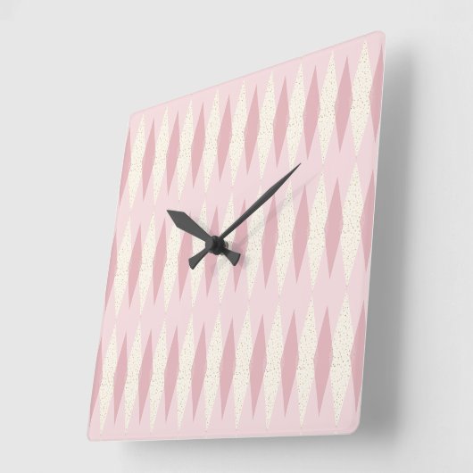世紀半ばのモダンなピンクのアーガイル柄のな正方形の柱時計 スクエア壁時計 (傾斜)