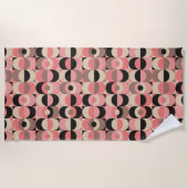 世紀半ばのモダンなピンクパターン ビーチタオル (正面)