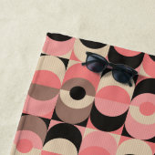 世紀半ばのモダンなピンクパターン ビーチタオル (インサイチュ)