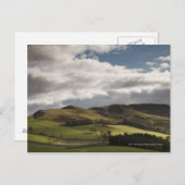 丘と雲転がが頭上にある風景 ポストカード (正面/裏面)