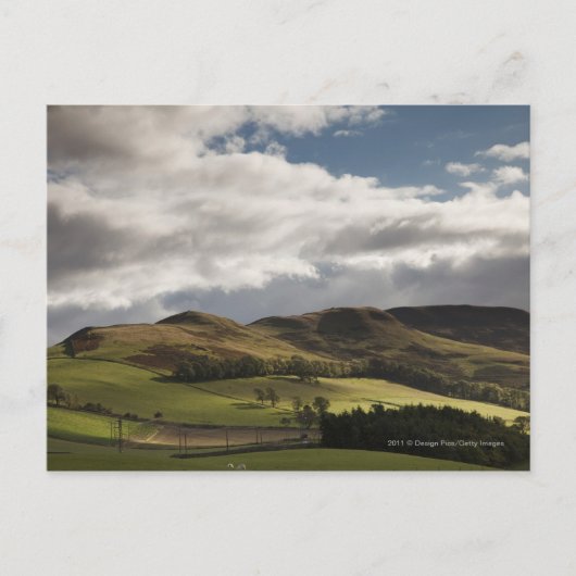 丘と雲転がが頭上にある風景 ポストカード (正面)