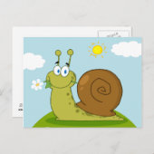 丘の上で花を口にしたカタツムリ ポストカード (正面/裏面)