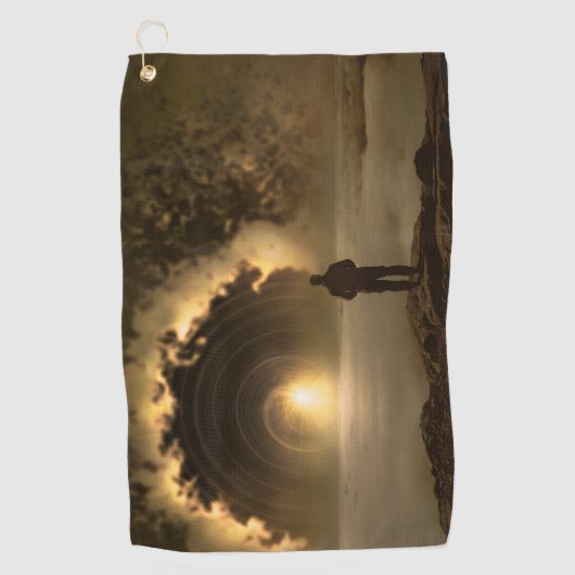 丘の上に立って大きな丘を見ている人 ゴルフタオル (正面)