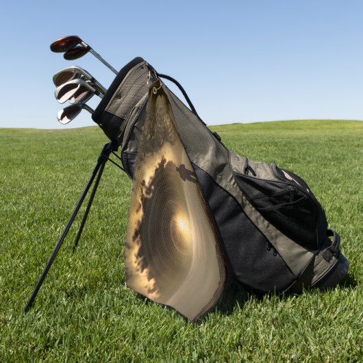 丘の上に立って大きな丘を見ている人 ゴルフタオル (グリーン)