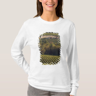丘の上に立つアーチェリーサミットの日焼けした建物 Tシャツ