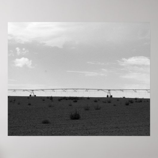 丘の上に黒と白の農業灌漑スプリンクラー ポスター (正面)