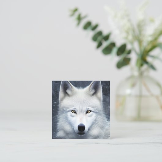丘の上の白い狼のポートレートシネマティック4K スクエア名刺 (スタンド正面)