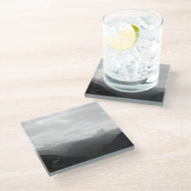 丘の上の雲と白黒の写真