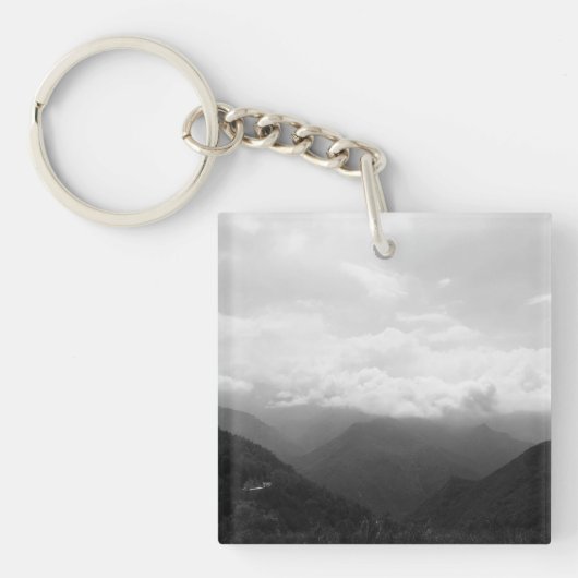 丘の上の雲と白黒の写真 キーホルダー (正面)