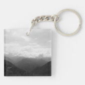 丘の上の雲と白黒の写真 キーホルダー (裏面)