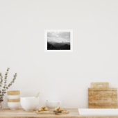 丘の上の雲と白黒の写真 ポスター (キッチン)