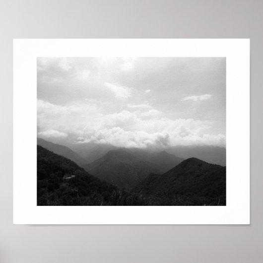 丘の上の雲と白黒の写真 ポスター (正面)