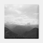 丘の上の雲と白黒の写真 マグネット (正面)