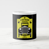 丘の上の60代のハッピーバースデー ジャンボコーヒーマグカップ (正面)