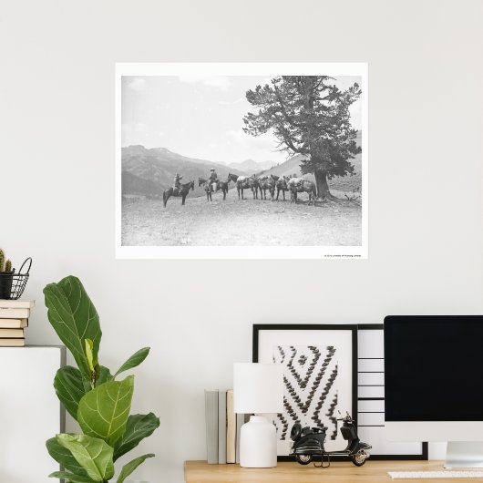 丘の上を見ている荷馬を持つ男性 ポスター (ホームオフィス)