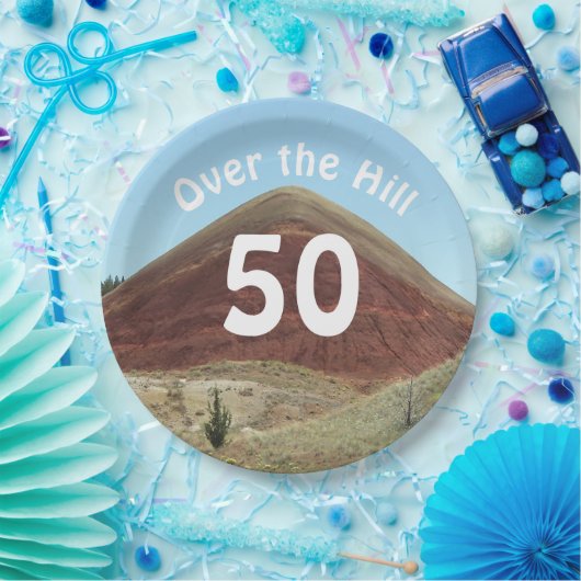 丘の上50誕生日マイルストーン ペーパープレート (パーティー)