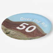 丘の上50誕生日マイルストーン ペーパープレート (アングル)