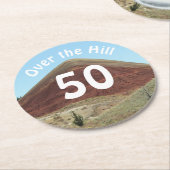 丘の上50誕生日マイルストーン ラウンドペーパーコースター (アングル)