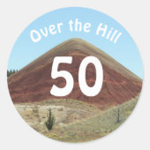 丘の上50誕生日 おもしろい ラウンドシール (正面)