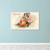 丘の中腹でカボチャを引っ張る キャンバスプリント (インサイチュ (ウッドフロア))