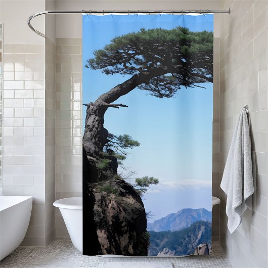 丘の中腹の遠い松の木の山腹の風景 シャワーカーテン