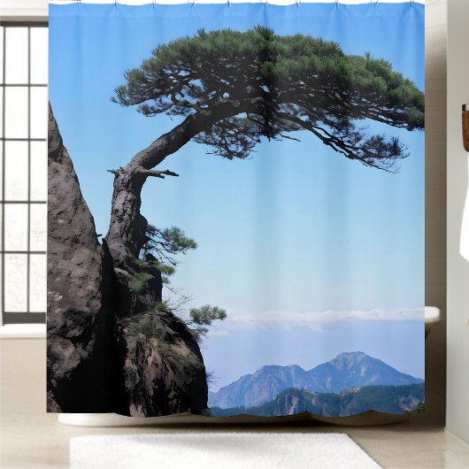 丘の中腹の遠い松の木の山腹の風景 シャワーカーテン