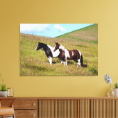 丘の中腹の馬 キャンバスプリント (インサイチュ (リビング))