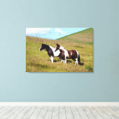 丘の中腹の馬 キャンバスプリント (インサイチュ (ウッドフロア))