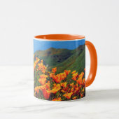 丘の中腹を覆うカリフォルニアのケシ マグカップ (正面右)