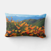 丘の中腹を覆うカリフォルニアのケシ ランバークッション (裏面)