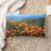 丘の中腹を覆うカリフォルニアのケシ ランバークッション (ブランケット)